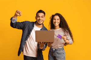 Twee blije mensen met een laptop, tevreden met hun nieuwe website in Groningen