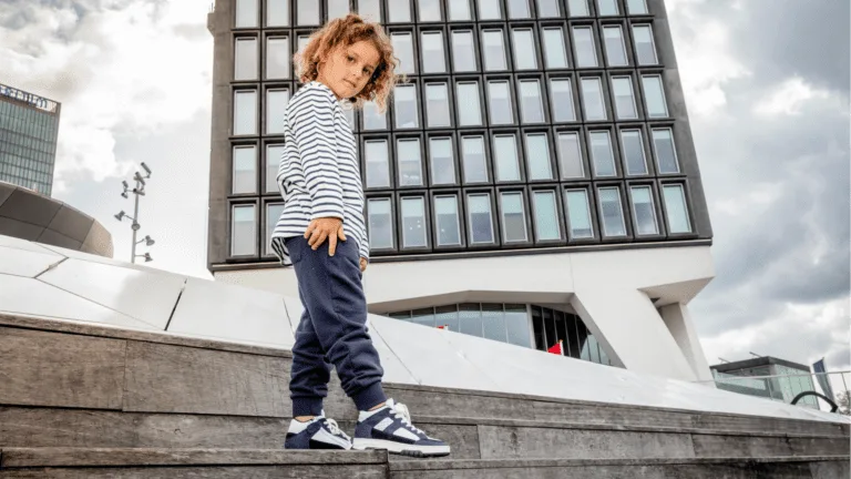 Kind in Hatshoe-kinderschoenen op een trap