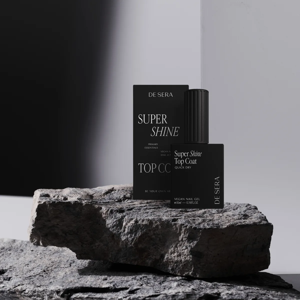 Luxe zwarte verpakking van vegan nail gel, ontworpen voor een professionele manicure, zonder dierlijke producten.