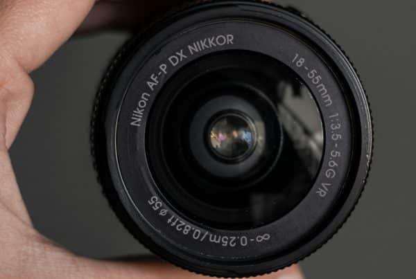 Nikon AF-P DX NIKKOR 18-55mm cameralens in een hand