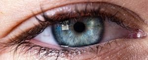 Close-up van een blauwgroen menselijk oog