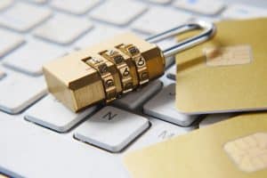 Hangslot op een toetsenbord naast bankpassen