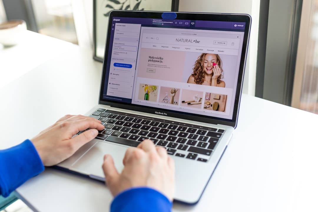 Persoon werkt op een laptop met een webshop op het scherm