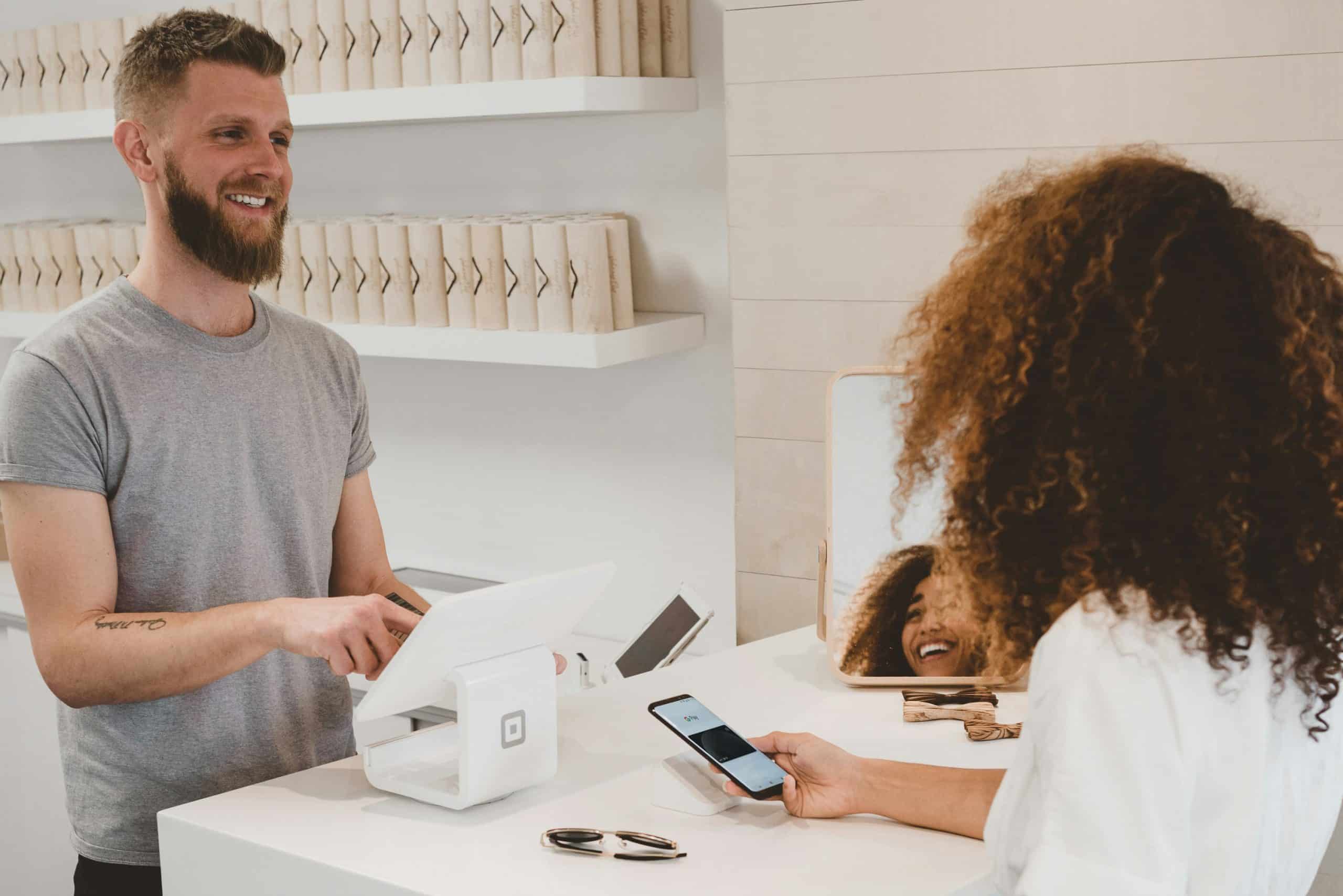 Laptop met online shopping omgeving voor e-commerce marketplaces